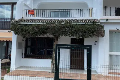 Image de 2 Bedroom Townhouse, 3 Bathrooms Close to Shops, Newly Renovated