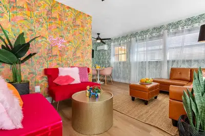 Image de South Beach Retreat: Stylish 1-Br Beach Haven, Steps from Indian Rocks Beach!