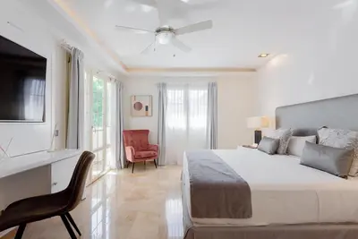 Image de Exclusive 10br Retreat – Rooftop Views, Chef + Daily Cleaning – Walk to Beach