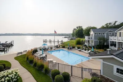 Image de Gorgeous townhome w/ water views and pool! Walk to Downtown!