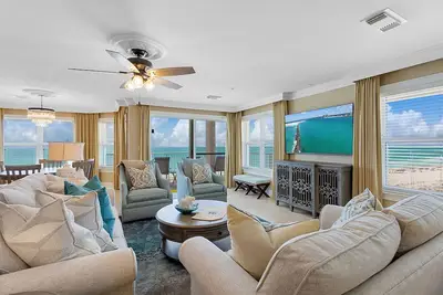 Image de Crystal Dunes 407 - Gulf Front Corner Condo, Pool + Hot Tub, Free Beach Service!