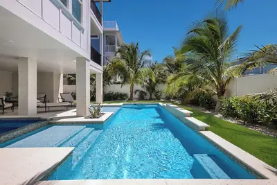 Image de What A Catch! Brand New Home, Less than 1 Block from the Beach!