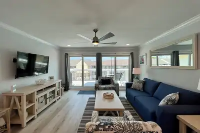Image de Modern 1. 5br Canal-Front Condo