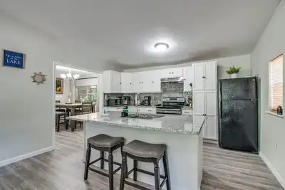 Image de Relax with the whole family in our cozy and peaceful Tlc -Tranquil Lake Cove.