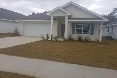 Image de A 4-bedroom, 2 bath home with pond view.