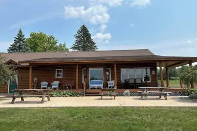 Image de Cozy cabin. Boyne Falls, Mi. Pet friendly. Sleeps 10. Full amenities. Views.