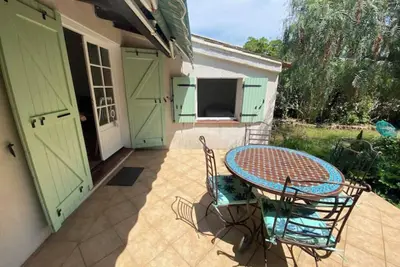 Image de Petite maison de vacances au bord d'un petit bois