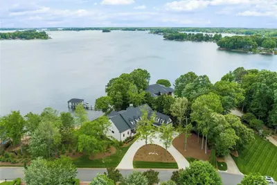 Image de Exquisite New build on Ln with over 295 ft of water frontage on a private street