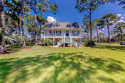 Image de Inviting home near the beach with large decks & charming interior - dog-friendly