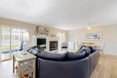 Image de Sea Colony condo with access to pools, tennis courts, gym, & a private beach