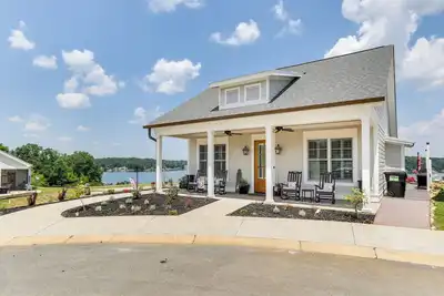 Image de Greenwood Getaway w/ Furnished Patio & Lake View