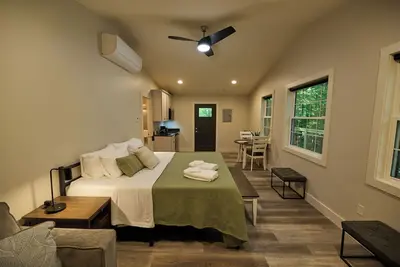 Image de Valley Overlook - Cozy Cabin near Blossom Music Center, 1br - Peninsula, Ohio\n