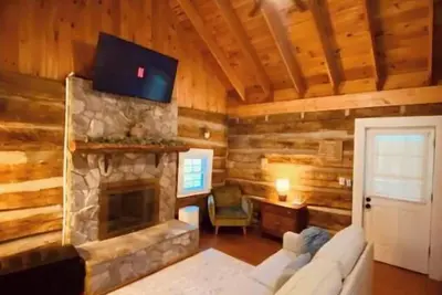 Image de Charming and modernized 1800's Creekside Cabin w/Hot Tub and 5 minutes to I-77