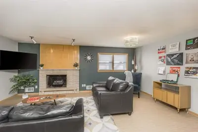 Image de Retro Haven - mid-century modern styling - 4 bedrooms, 2. 5 baths,