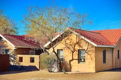 Image de Safe & Peaceful Retreat in Downtown Historic District
