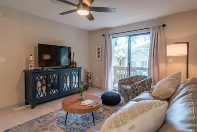 Image de 2582 Forest Ridge 2 Br/1ba | 5 Minute walk to the Beach, Renovated 2 Br 1 Ba w/ Pool walk to Beach