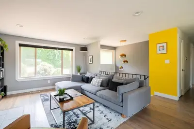 Image de Indulge, Relax & Play: 5-Bedroom Haven with Games, Kitchen, Deck, Office & A/C