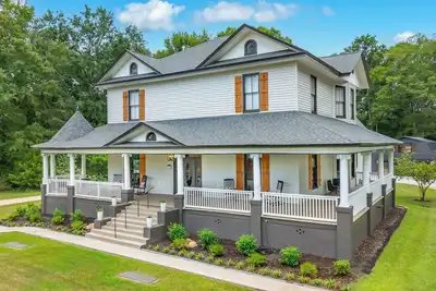 Image de Victorian mini mansion family stays, elopements & more!