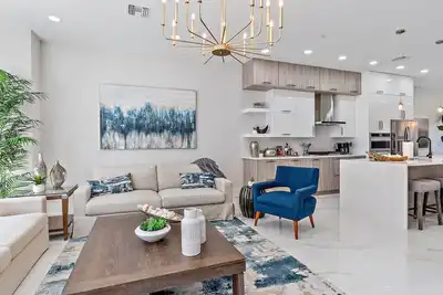 Image de Luxury 4 Story Townhome with Elevator, Private Rooftop with Jacuzzi