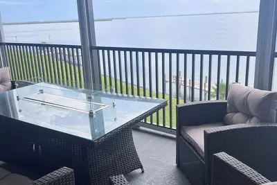Image de Your winter away awaits you with waterfront views and walk to the beach