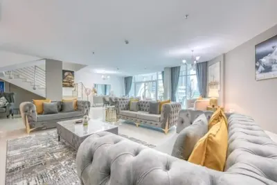 Image de 4 Bed-de Luxe-Appartement-Salle de bain et douche-Vue sur Piscine