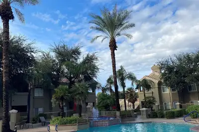 Image de Sparkling clean, recently updated and centrally located Scottsdale condo.