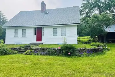 Image de 'Simple Sage' Historic Vt Farmhouse - mountain view - remodeled