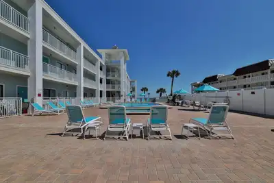 Image de Coastal Waters 107 - A studio poolside retreat