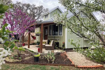 Image de Williams cottage, sleeps five, dog friendly, 0. 9 miles from Main Street.