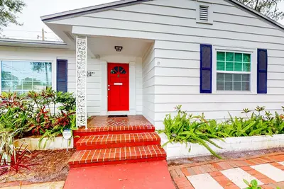 Image de Charming cottage with patio & W/D - walk to the Bay Bay and North Shore Park