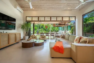 Image de Inviting house with pool, casita, central Ac, washer\/dryer, balcony, & gas grill