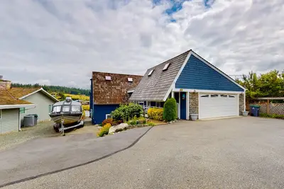 Image de Waterfront home with private dock, kayaks, sauna, firepit, fireplace, tennis