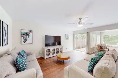 Image de Sea Turtle Sanctuary | Recently renovated townhouse in Pensacola