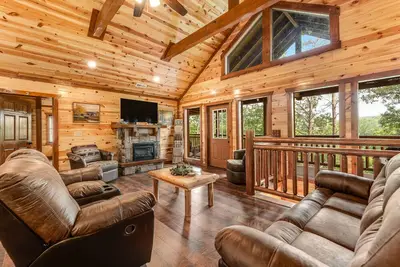 Image de Cabin w/ private indoor pool, hot tub, game room, & free attraction tickets