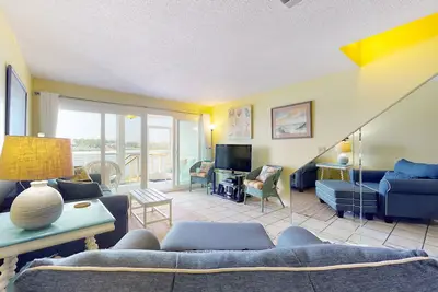Image de Waterfront condo with covered deck, amazing view, pool, & tennis courts