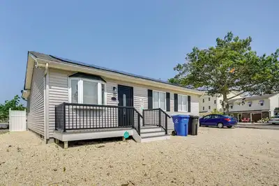 Image de Charming Beach Haven West Home: 1 Mi to Beach!
