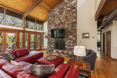 Image de 6 Br home, New Hot Tub, Ev Charger. Walk to slopes! Close to wineries & breweries