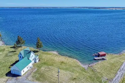 Image de Four Season Waterfront Cottage with firepit/private boat launch