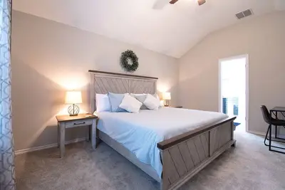 Image de Texas Roots: King Beds - 6 Minutes to Downtown McKinney- Sleeps 6 - Remodeled