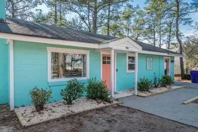 Image de Quaint Beach House, Steps to the Beach & Shops