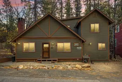 Image de The Great Escape + Hot Tub + Game Room + Near All!