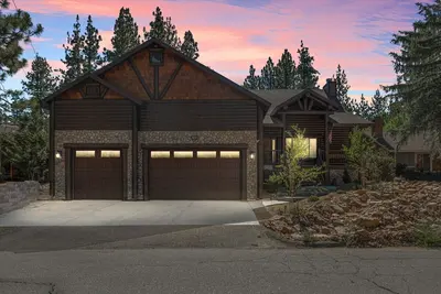 Image de Stunning, like-new, 4-bedroom log-style cabin home.