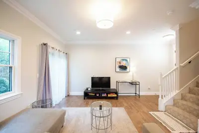 Image de 2-story\/spacious\/secure close to food\/stores\n