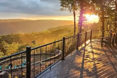 Image de Spectacular mountain lodge with long mountain and lake views. Sunset heaven!