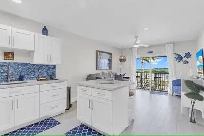 Image de Oceanfront and Sunrise Views!