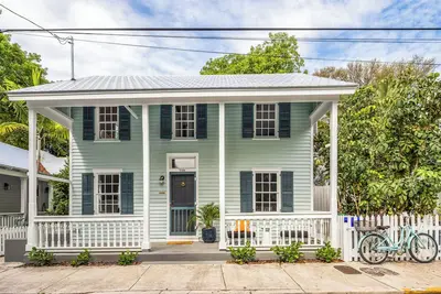 Image de Charming + Circa 1889 Historic Eyebrow Home