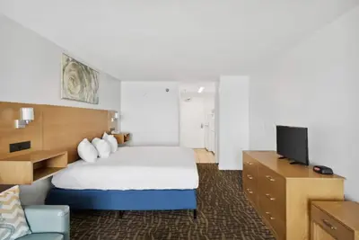 Image de Indulge in Home Like Comfort! Free Parking, Beachfront Property, Outdoor Pool