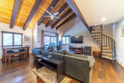 Image de Fully Remodeled 2Bed + Loft, 3Bath 1, 857sf Mammoth Condo