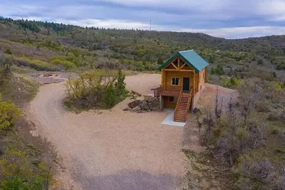 Image de Mj's Cabin\nLocated on a Hill Top Near Zion and Bryce Canyon. Pet Friendly.