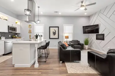 Image de 5 Min to Downtown & Mb Stadium, Off Street Parking, Spacious home &  $150 in activities included!